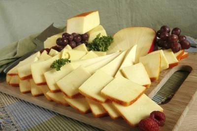 Un plateau de fromages avec quelques grains de raisin