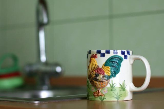 Thème de coq sur la tasse en céramique