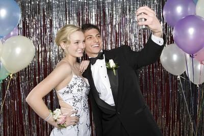 Jeune couple de prendre une photo lors de bal.