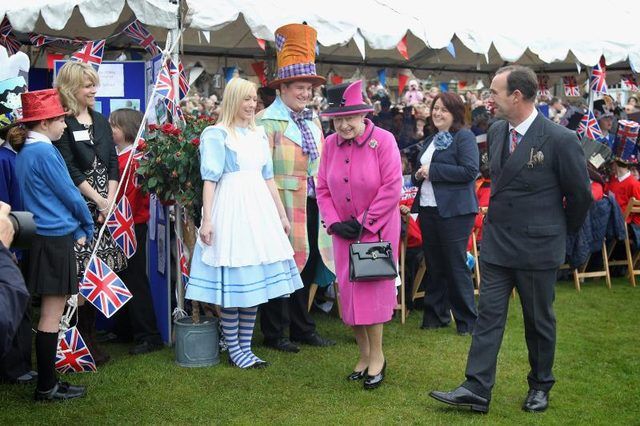 La reine marche par le Chapelier Fou et Alice in Wonderland.