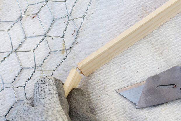 Utilisez un cutter pour marquer les deux côtés de la peinture sur bois bâton.