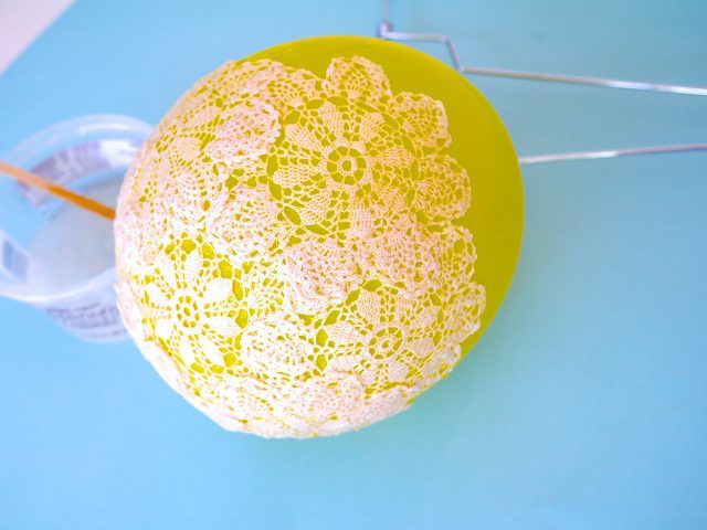 Collez les napperons au ballon dans la forme d'un bol.