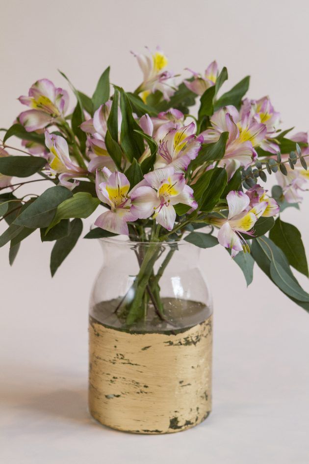 Ajouter vos fleurs principales à la vase, en prenant soin de créer une forme arrondie.