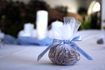 Les invités au mariage peuvent trouver des cadeaux de portes à des tables de réception.