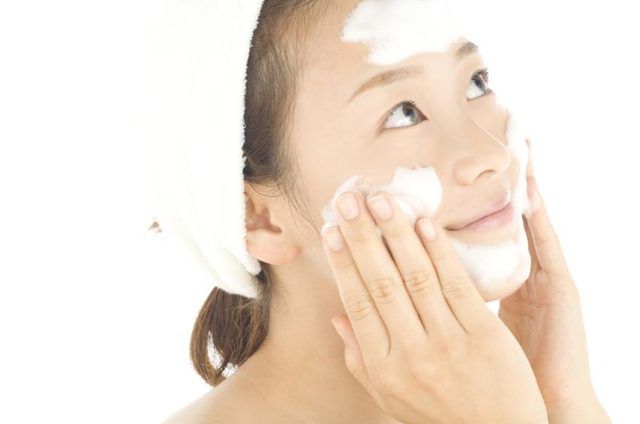 Visage de massage au cours nettoyants et hydratants pour une peau plus lisse sain.