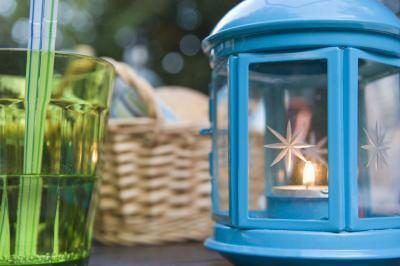 Petites lanternes décoratives peuvent être achetés et mis le long de votre promenade.