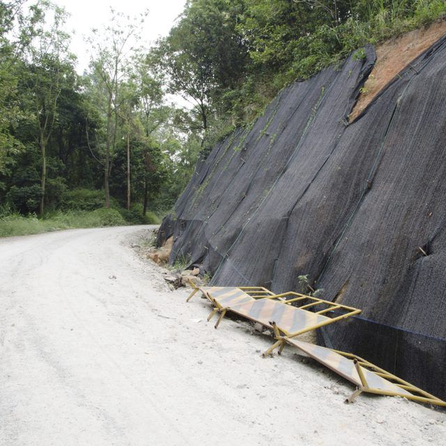 La prévention des glissements de terrain est réglé set-up à côté d'une route dans une région touchée par un tremblement de terre.