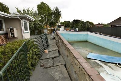 Une piscine souterraine est endommagé dans un tremblement de terre.