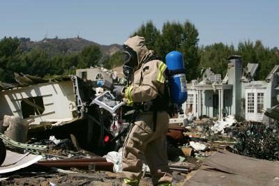 Un homme évalue les niveaux de matières dangereuses dans un quartier après un tremblement de terre.