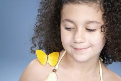 Jeune fille avec le papillon.