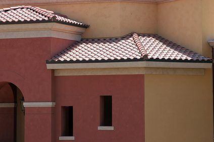 Shallow toits de tuiles, de petites fenêtres, des arcs et des couleurs terreuses sont des éléments familiers de l'architecture toscane.