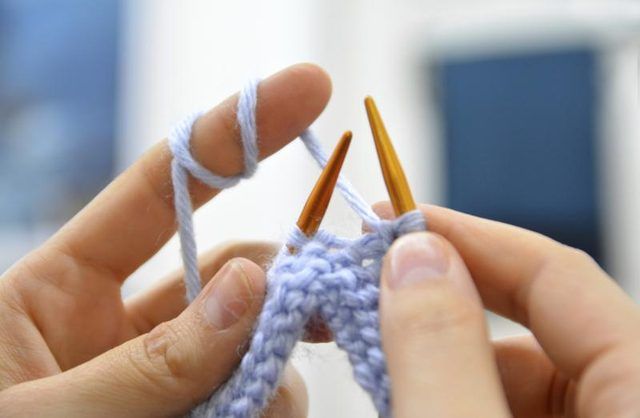 Close-up d'une femme's hands knitting