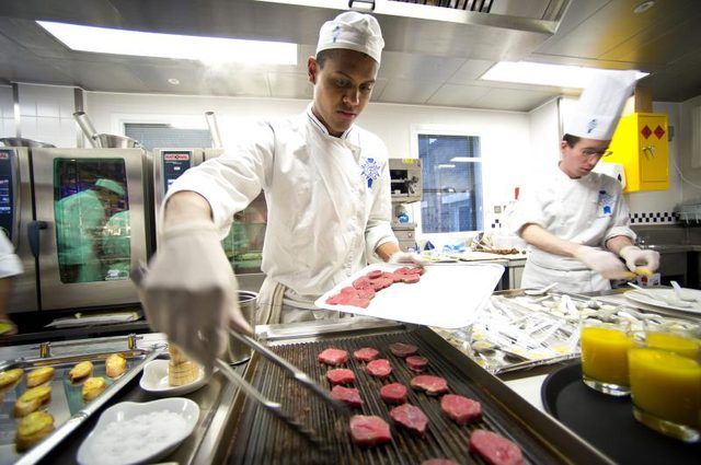 Étudiants culinaires au travail à un campus Le Cordon Bleu