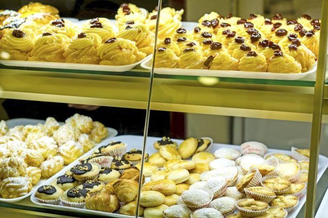 Un assortiment de pâtisseries sur l'affichage dans une boulangerie à Sorrente, Italie