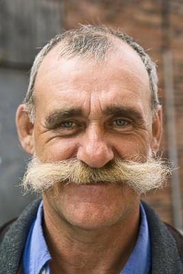 Moustaches longues, pleines ou sauvages étaient populaires dans les années 1960.