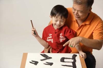 Calligraphie chinoise se fait traditionnellement avec des brosses.