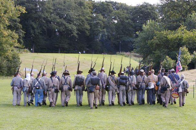 Loisirs de soldats de la guerre civile qui marchent avec des baïonnettes.
