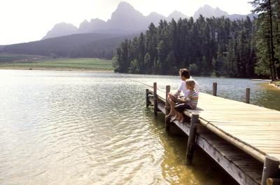 Prenez la famille sur un voyage de pêche dans un lac privé ou naturistes,.