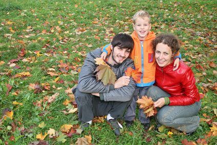 Prenez une photo de famille sur une journée d'automne croustillant.