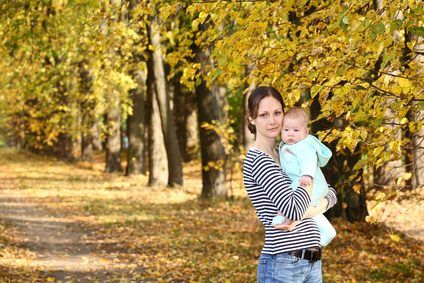 Un exemple d'une photo classique d'automne avec une mère et sa fille.