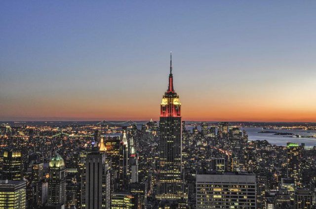 L'Empire State Building illuminé la nuit à New York paysage urbain.