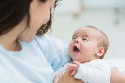 Les bébés commencent dents de coupe autour de 3 ou 4 mois d'âge.