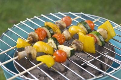 Profitez de repas à l'extérieur en tournant sur le gril lors de chaudes journées d'été.