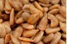 Saupoudrer de graines de tournesol sur le poulet ou une collation sur les graines de tournesol entières tandis que sur la route.