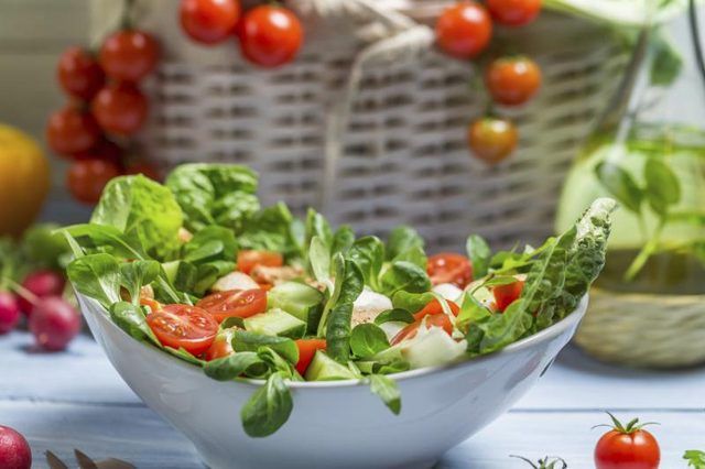 Salade légère et fraîche dans un grand bol