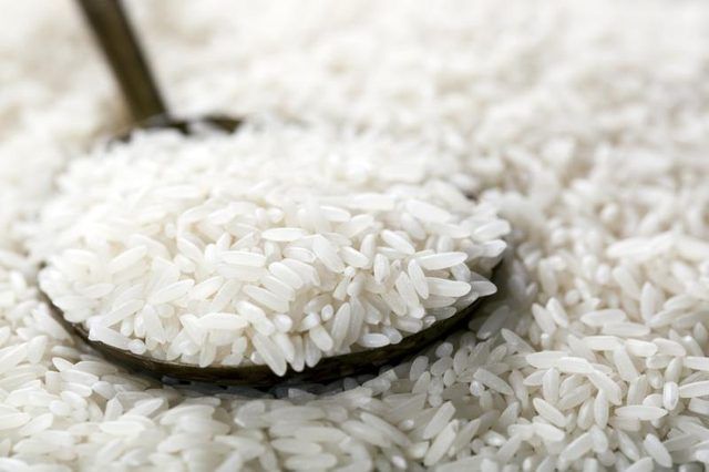 Une cuillère ramassant un peu de riz blanc.
