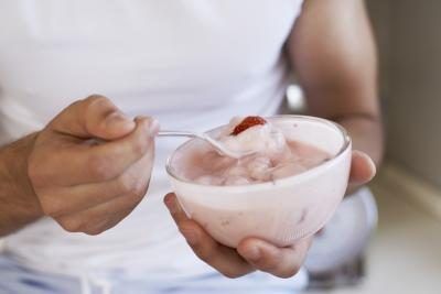 Une femme's ate a bowl of yogurt.