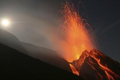 Volcan en éruption à Stromboli, Italie