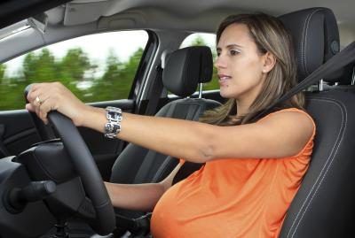 Une femme enceinte ne devrait pas être dans les sièges avant de la voiture.