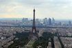 Une vue grand-angle de la Tour Eiffel en face de la ligne d'horizon de Paris