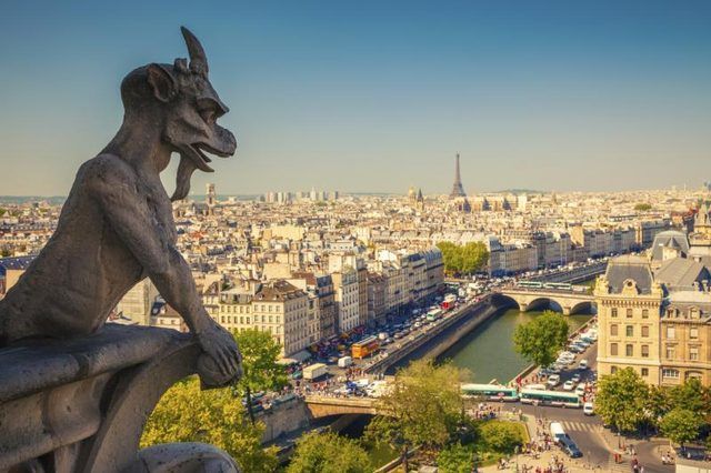Une statue de gargouille qui surplombe la ville de Paris