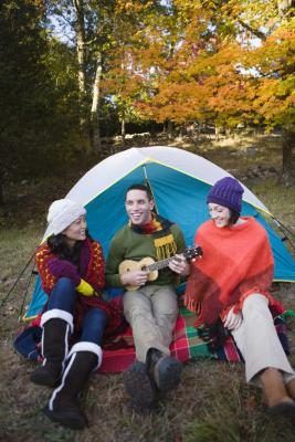 Road Trips permettent adolescents chanter des chansons de culte autour de feux de camp.