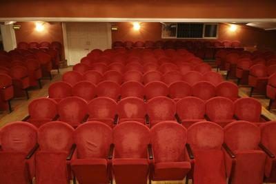 Ancien théâtre avec sièges rouges usés