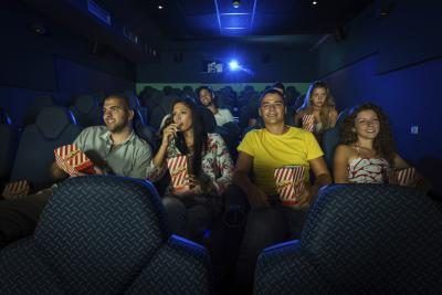 Théâtre de gens qui regardent un écran de cinéma