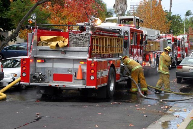Les pompiers et les camions d'incendie.