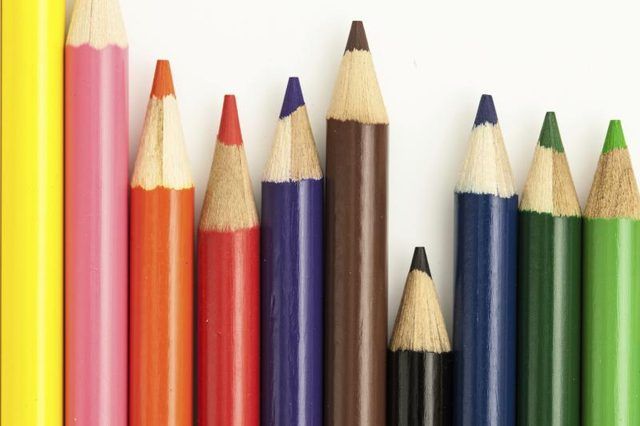 Un assortiment de crayons de couleur.