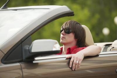 Lunettes de soleil peuvent aider à conduire plus sécuritaire.