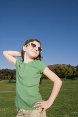 Des lunettes de soleil aux couleurs vives sont parfaits pour un mini-' golf party.