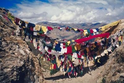 Bouddhistes tibétains chantent des mantras dans leurs drapeaux de prière.