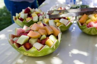 Salade de fruits servis dans des bols fabriqués à partir des écorces de melon d'eau.