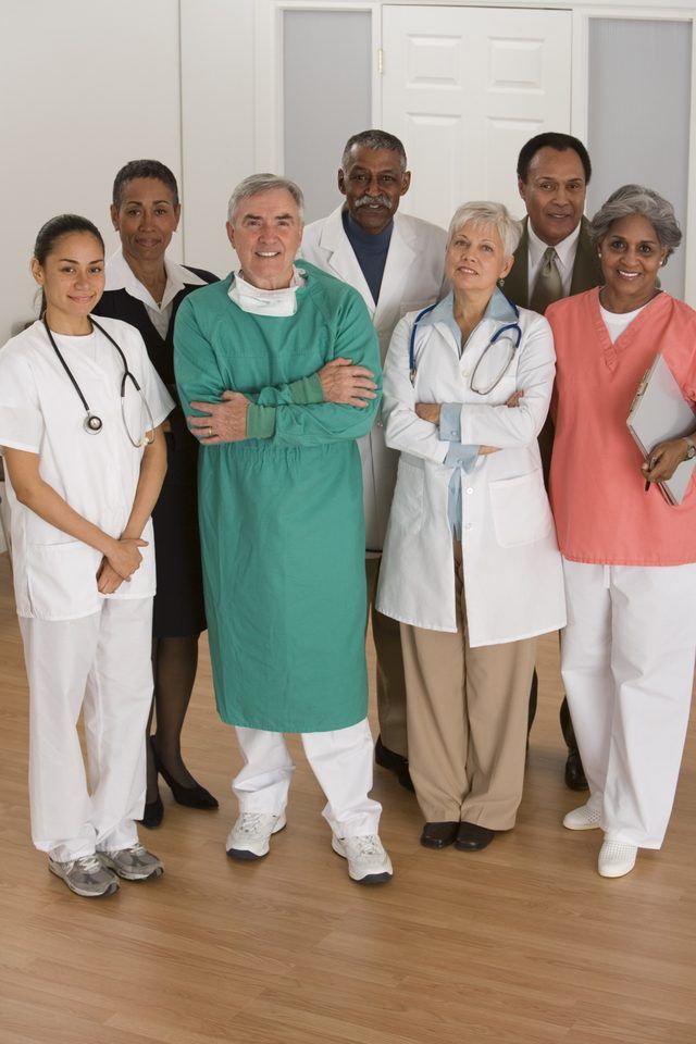 Le personnel médical posent ensemble pour la photo de bureau.