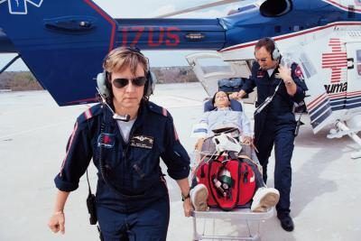 Intervenants médicaux d'urgence d'un hélicoptère transportant des patients.