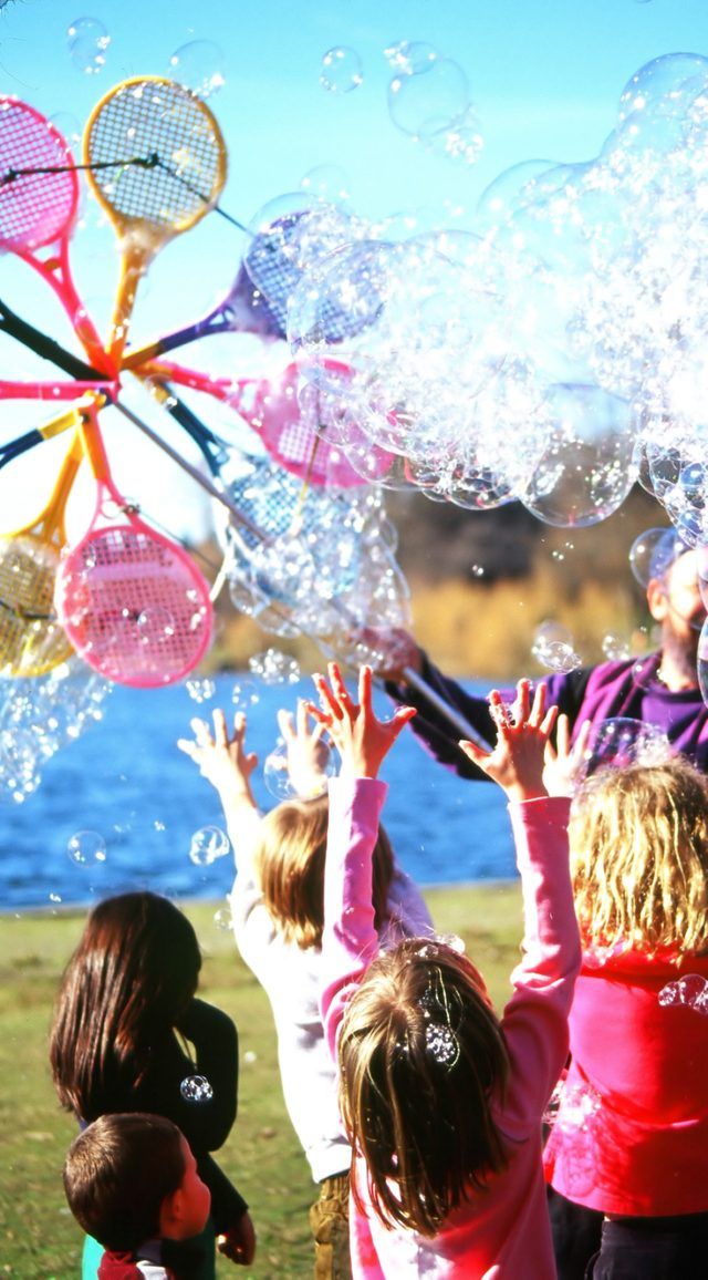 Enfants atteignant des bulles à la fête d'anniversaire