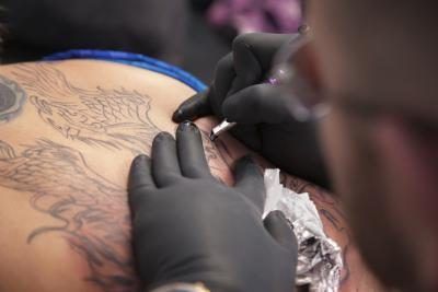Déplacement de tatouage est douloureuse, prend plusieurs sessions et coûte des milliers de dollars.