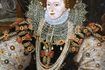 Elizabeth I démontre le front pincées élevé de la Renaissance tardive.