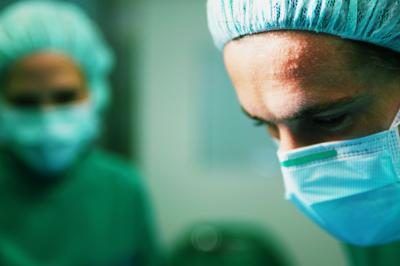 Les médecins et les chirurgiens peuvent apporter des salaires de plus de 300 000 $ si elles se spécialisent.